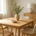 Időtálló étkezőasztal modern stílusú bútordarabokkal.