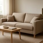 Helytakarékos bézs kanapé kis lakás nappalijában.