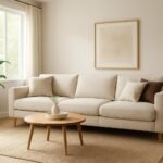 Modern, világos kanapé és dekoráció a nappaliban.