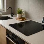 Modern konyhapult antibakteriális felülettel és okoseszközökkel.