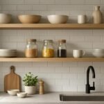 Modern konyhai nyitott polcok különböző edényekkel és dekorációval.