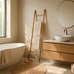 Modern spa-fürdőszoba natúr anyagokkal és világítással.