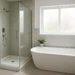 Modern fürdőszoba zuhanykabinnal és fürdőkáddal